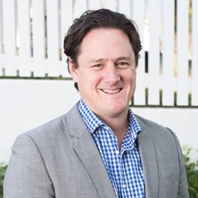 Dr James Daveson