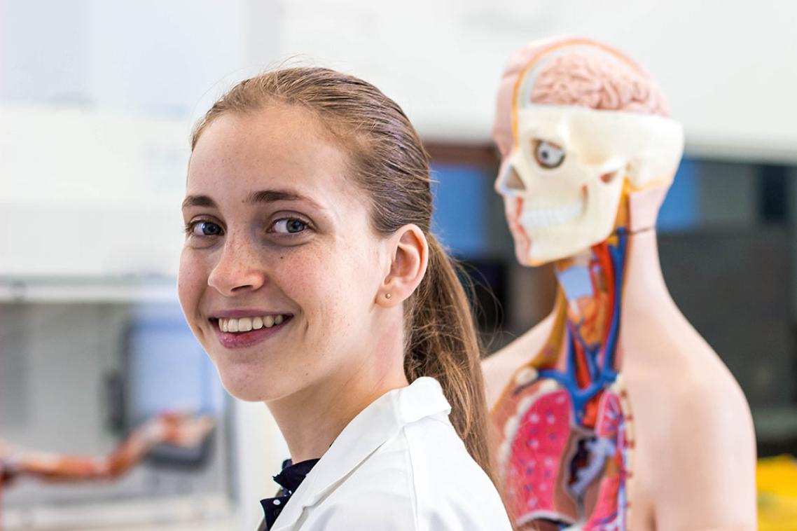 Biomedical student with a anatomy model